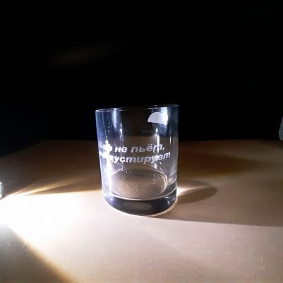 Лазерная гравировка на стакане